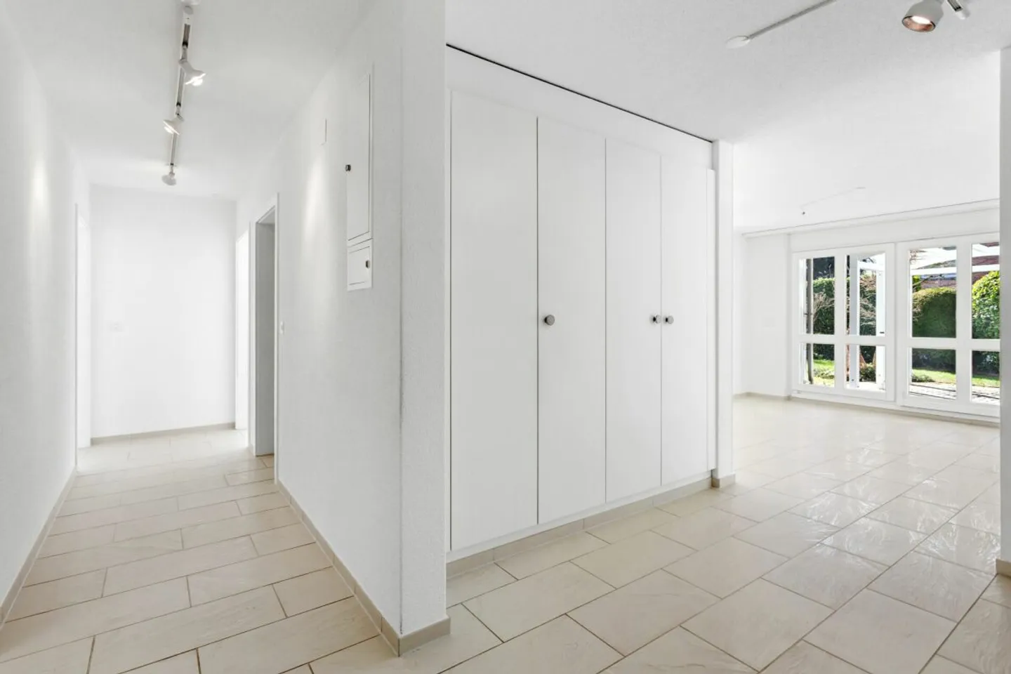 Living in a Desirable Location in Zurich - Photo 8 of 13