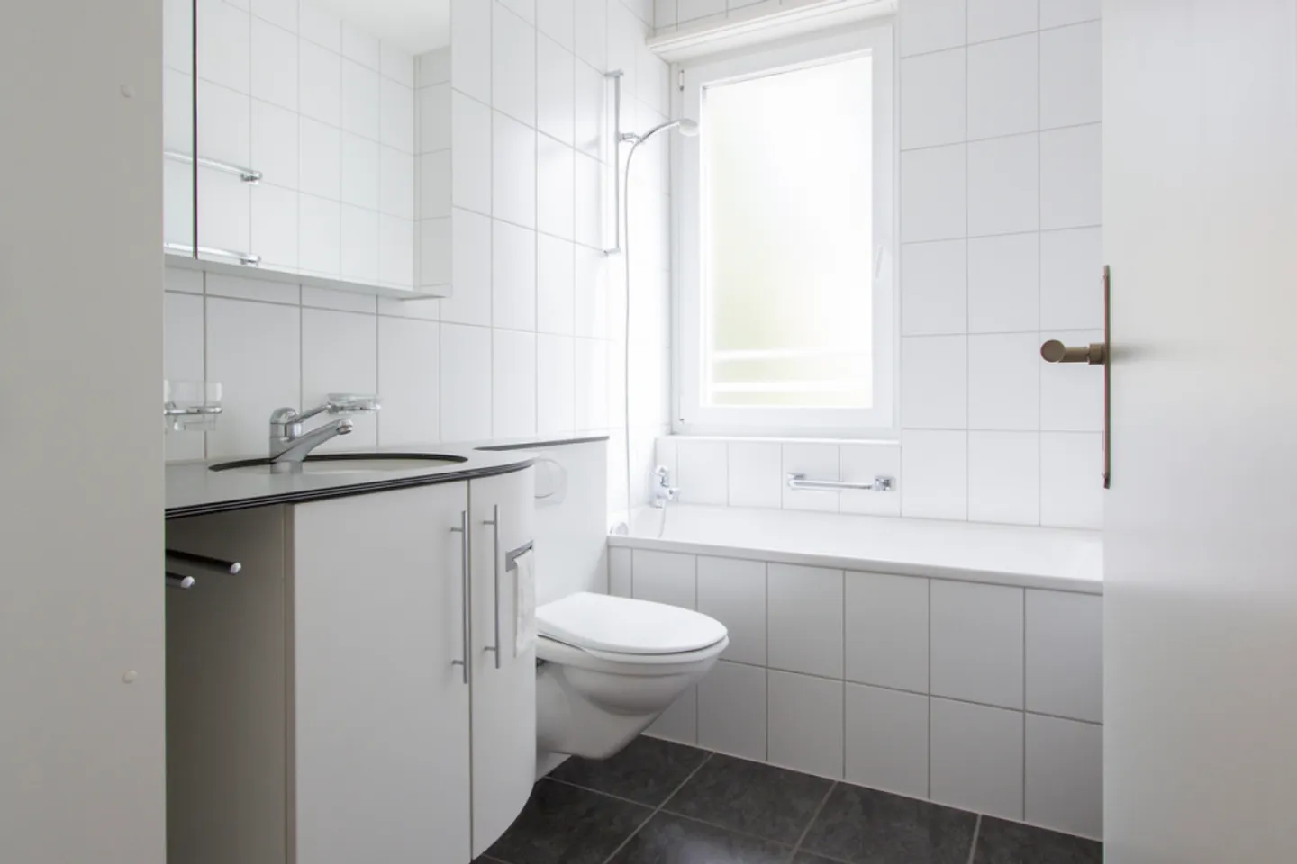 Appartement confortable avec balcon, ascenseur et emplacement central - Photo 8 sur 11