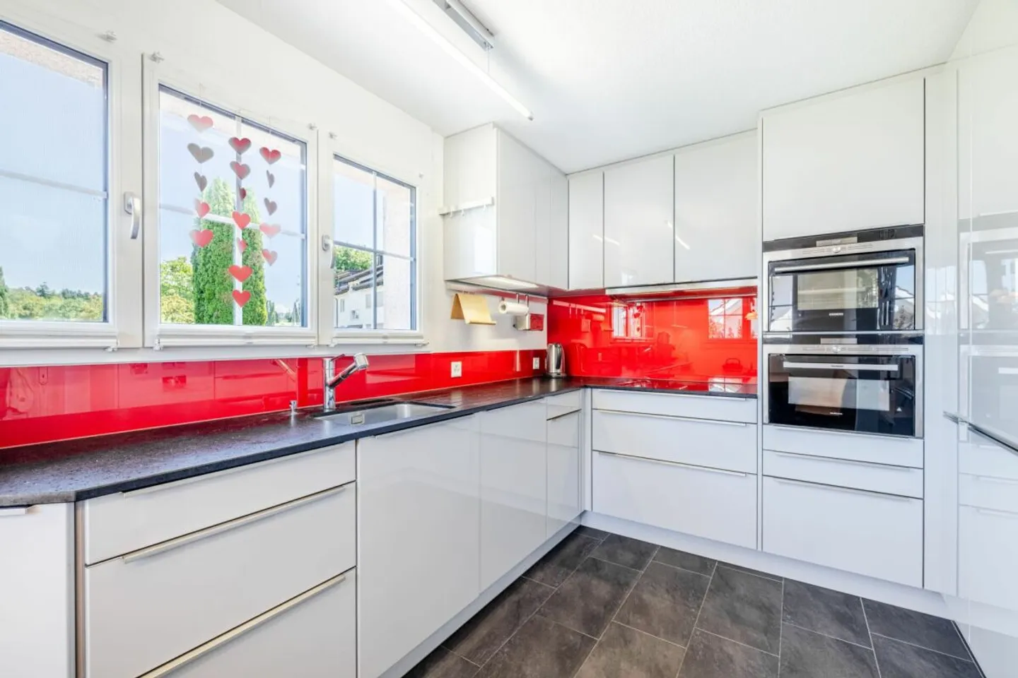Casa unifamiliare di 5,5 stanze con garage doppio, grande giardino e vasca idromassaggio - Foto 8 di 10