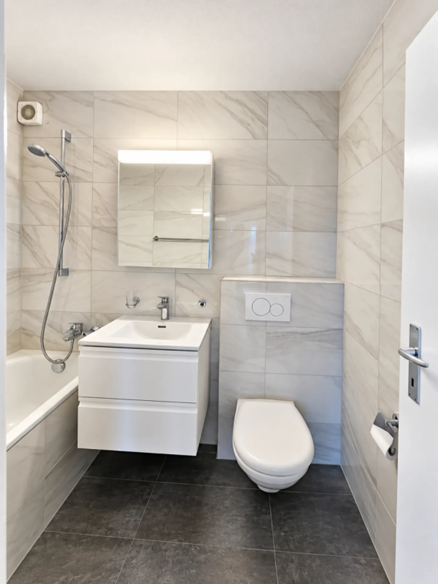 Appartamento 3.5 stanze recentemente ristrutturato con grande parco giochi! - Foto 5 di 8