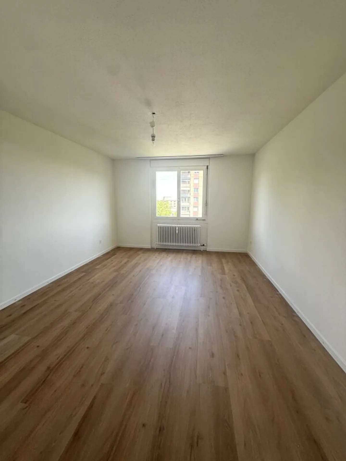 Partially renovated 4.5-room apartment with attractive layout - Photo 3 of 10