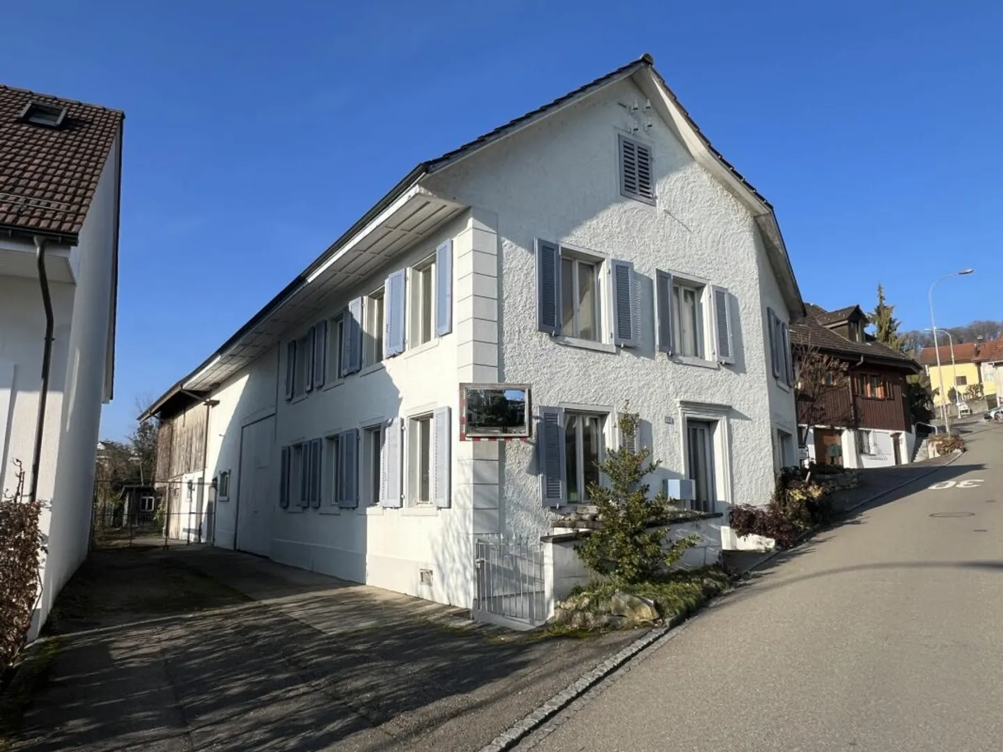 Ehemaliges Bauernhaus mit Scheune, Schopf, grossem Grundstück und viel Potential - Foto 1 di 10