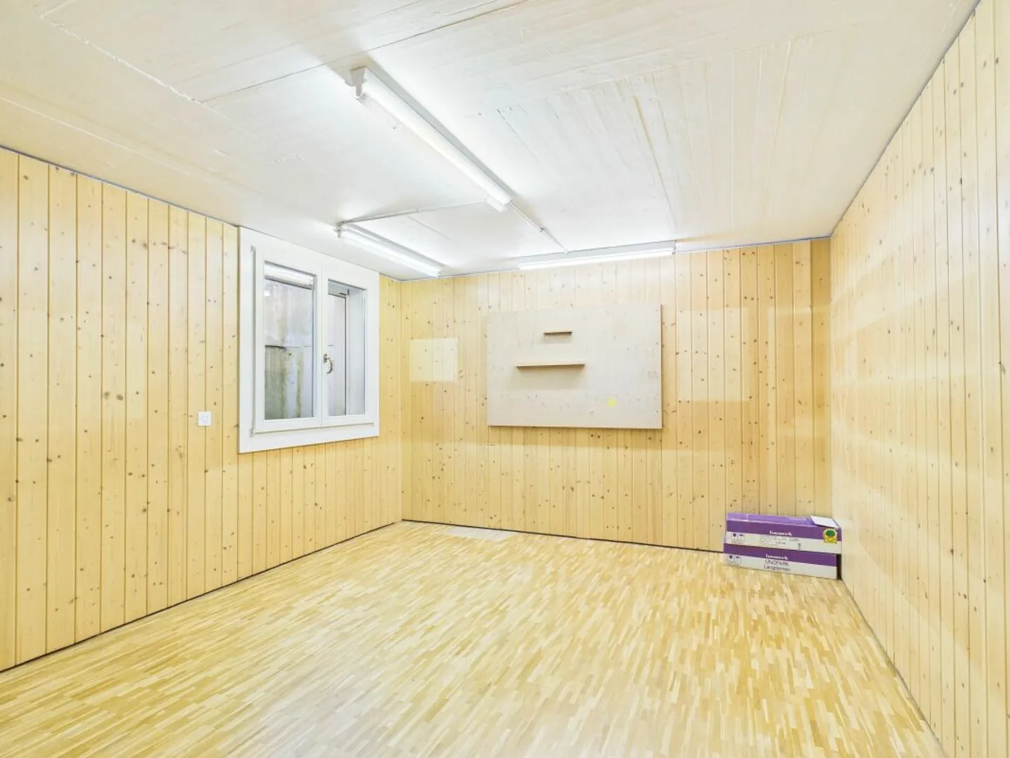 Spacious single-family home with light-filled rooms in the best location - Photo 11 of 13