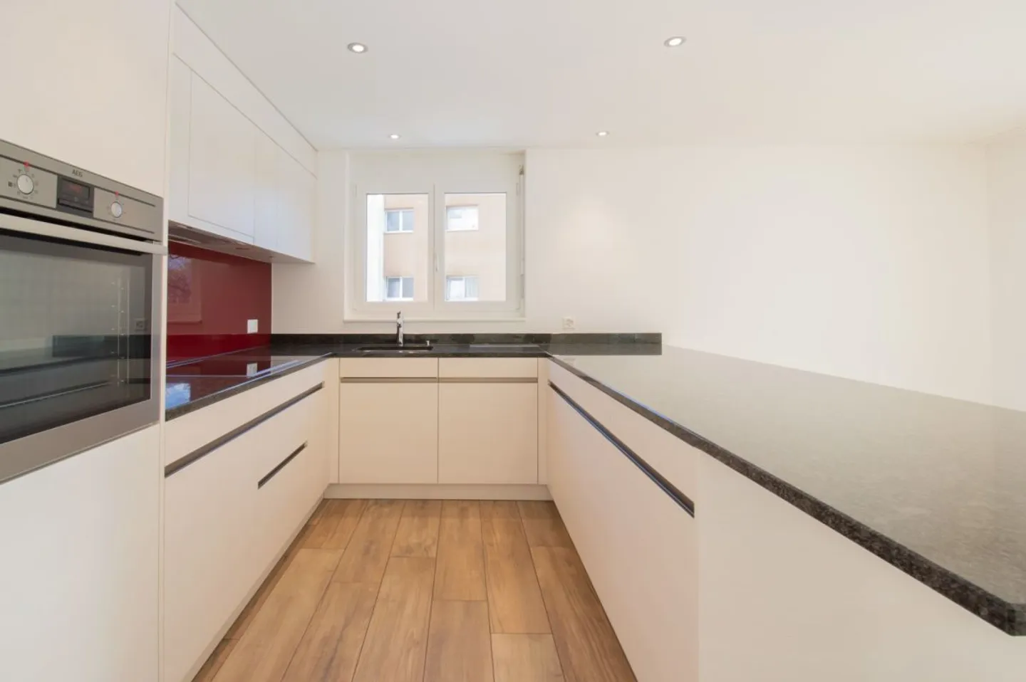 Spacious, modern apartment in a sunny location - Photo 3 of 13