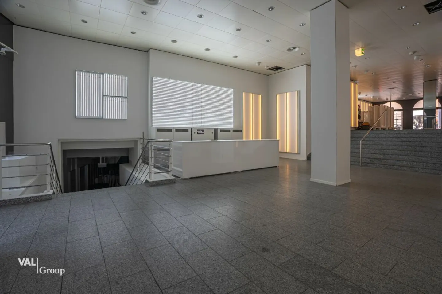 Ampio e luminoso locale in affitto su una strada vivace e molto frequentata - Foto 2 di 10