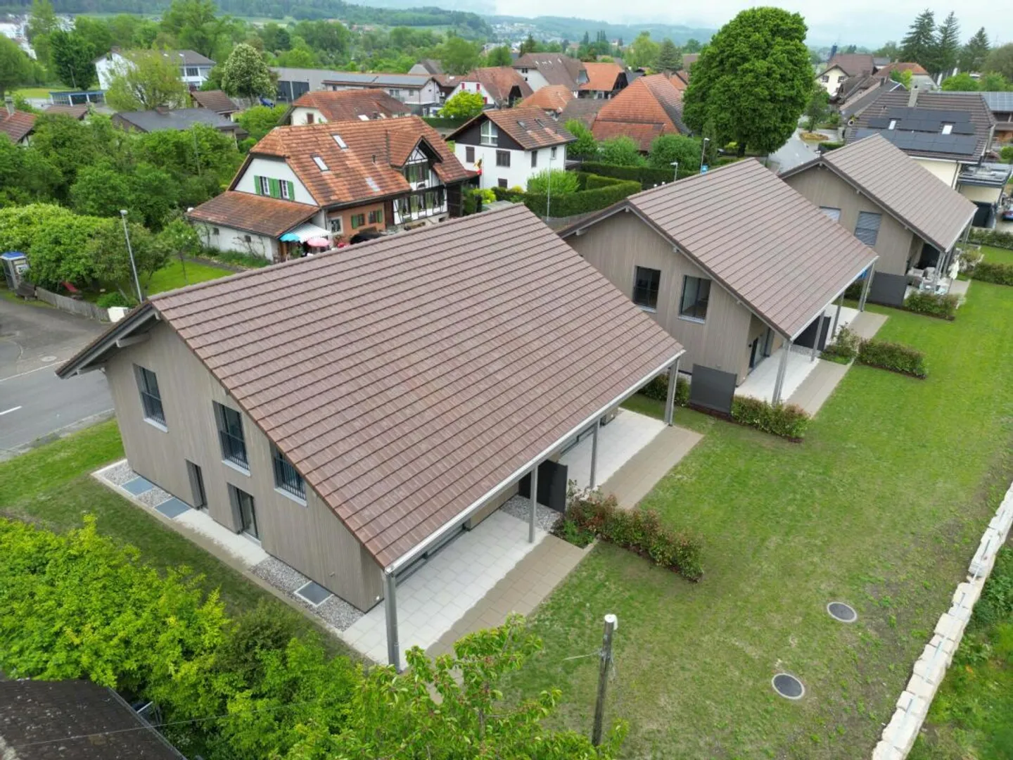Maison jumelée moderne de 5,5 pièces à Schwadernau BE - Photo 2 sur 13