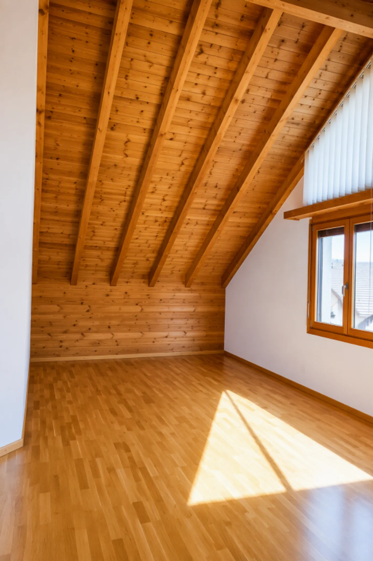 Charming 4.5-room attic apartment in Werdenberg - Photo 3 of 10