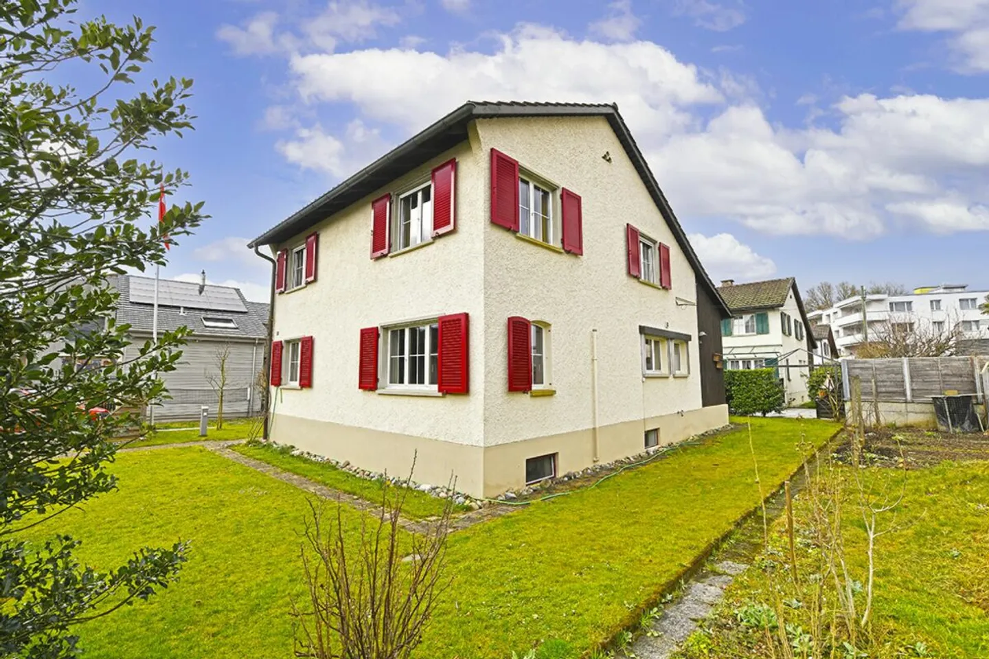 Detached Family Home with Garden - Photo 11 of 13