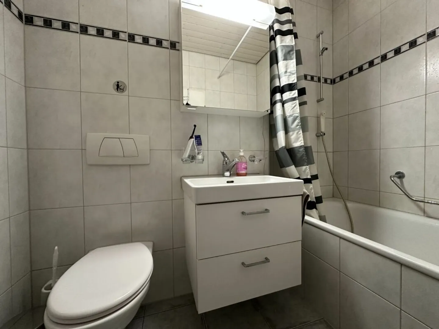 Beautiful and sunny 2.5 room attic apartment - Photo 7 of 7