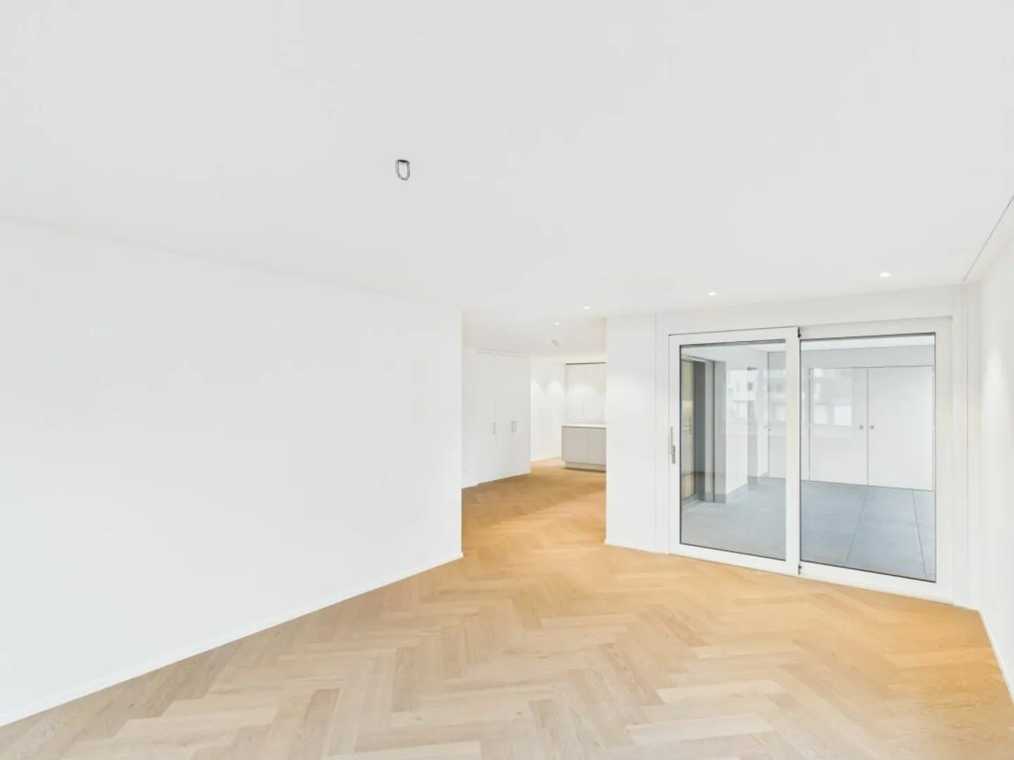 Modern and bright with high-quality finishing standards - Photo 4 of 13