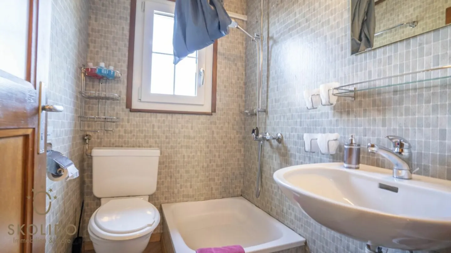 Cozy Attic Apartment (Southwest Side) in House Arve - Photo 11 of 13