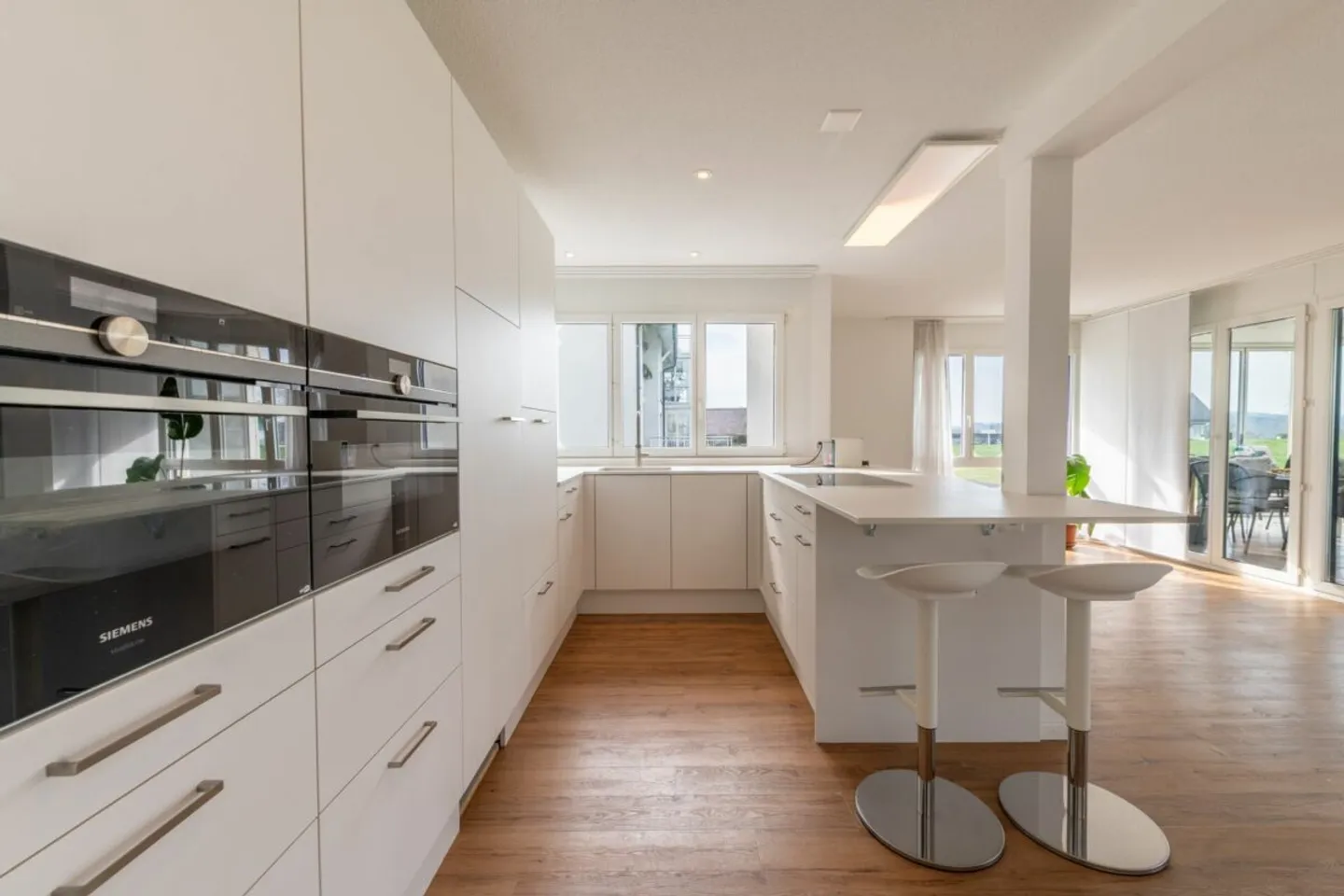 Appartement lumineux de 5,5 pièces avec terrasse et paradis vert privé - Photo 5 sur 13