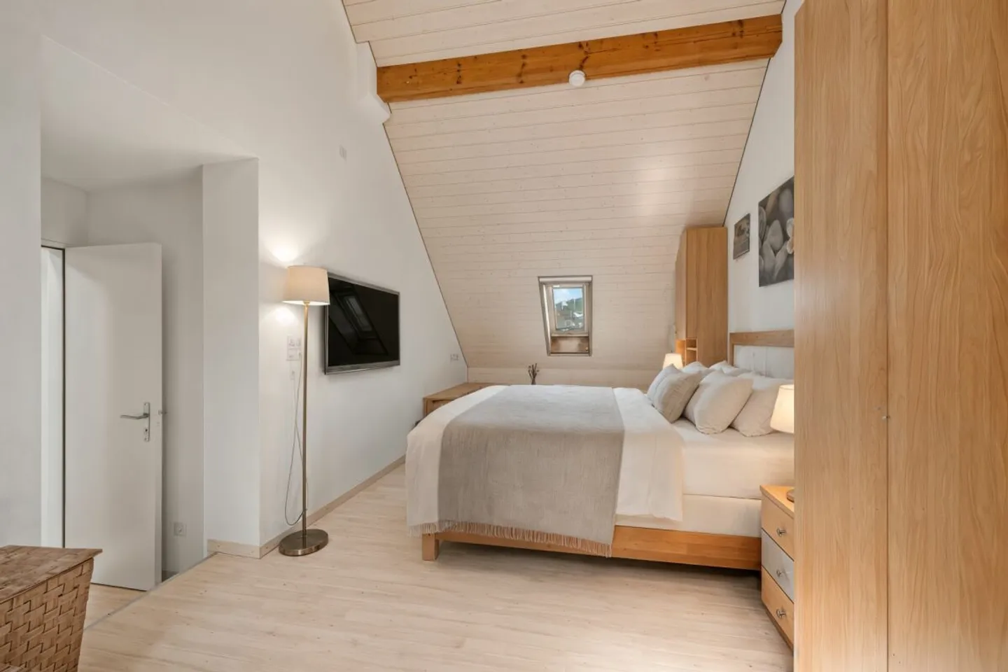 Spacieuse maison individuelle de 6,5 pièces avec piscine &amp; jardin d'hiver - Photo 12 sur 13