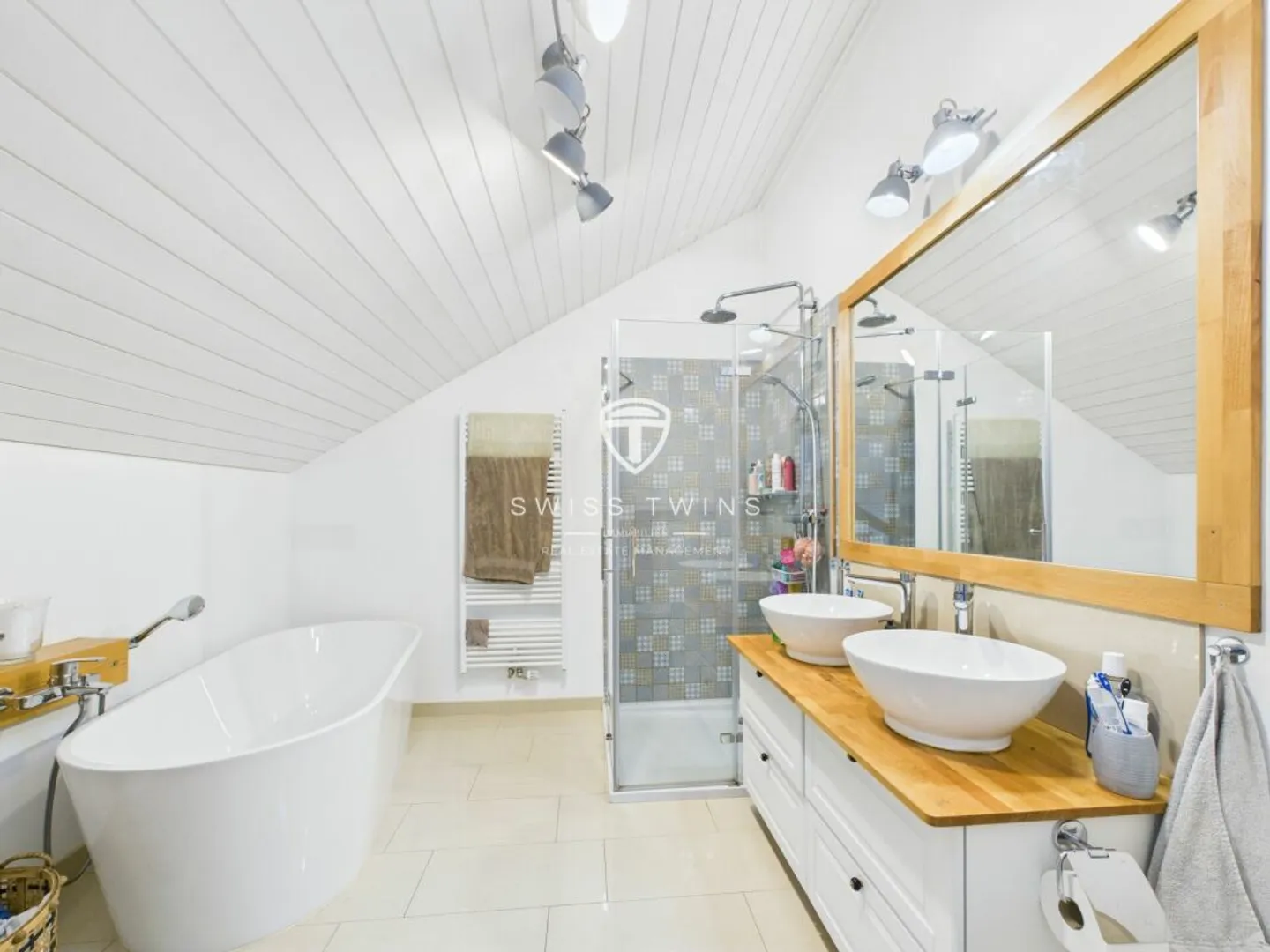 Appartement élégant de 6,5 pièces dans un bâtiment historique à Volken - Photo 3 sur 13