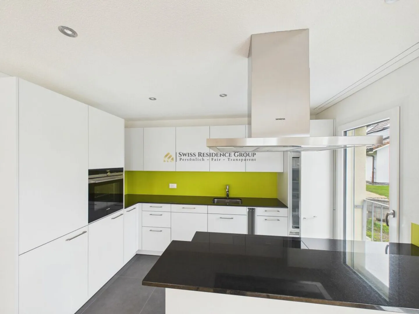 Confort de vie moderne dans la verdure - maison jumelée de haute qualité à Aeschi - Photo 3 sur 13