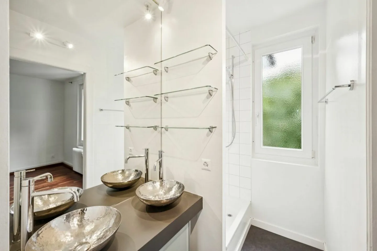 Stylish 3-room apartment - Charming neighborhood in Basel with optimal connections! - Photo 8 of 11
