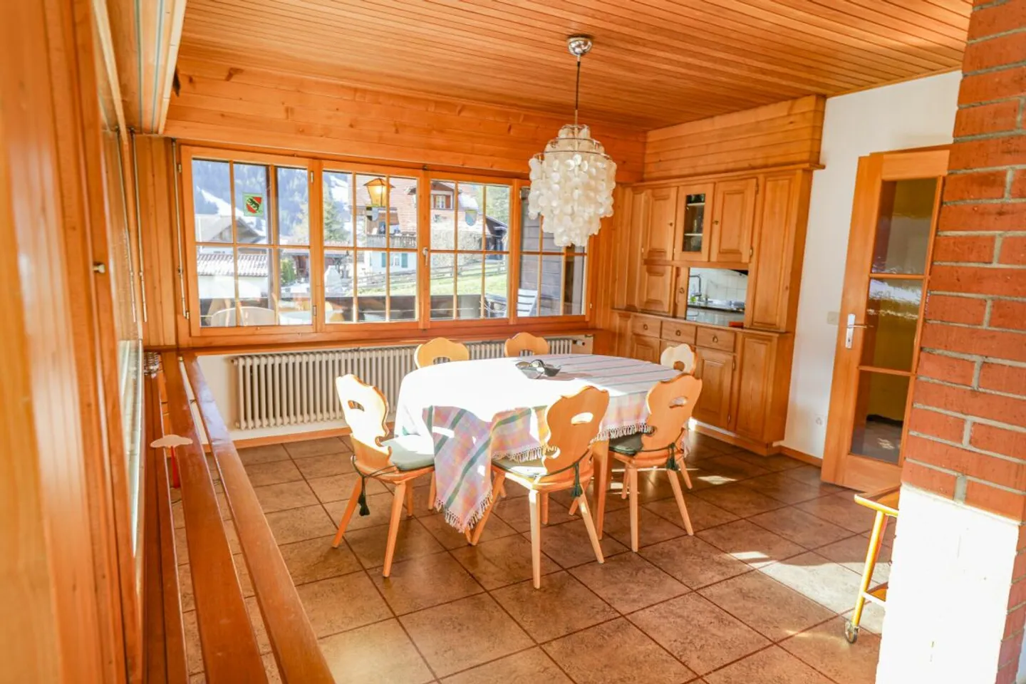 Chalet rustico con due unità abitative e garage in un ambiente idilliaco - Foto 4 di 12