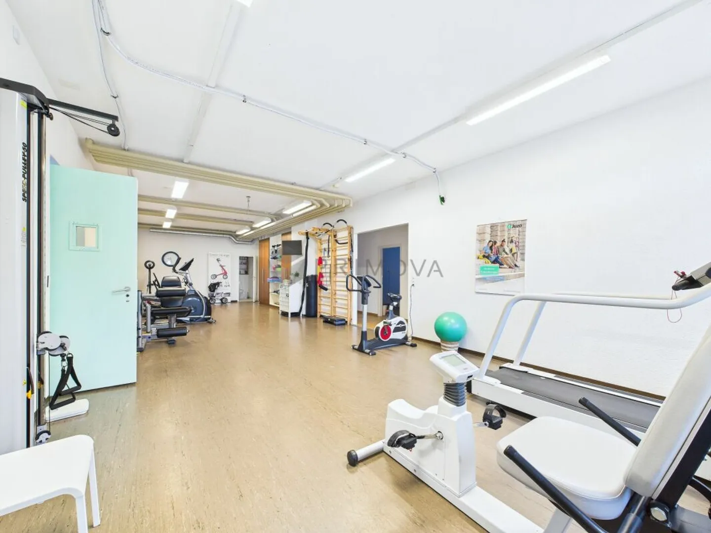 Functional commercial space on the ground floor with parking spaces - Photo 8 of 13