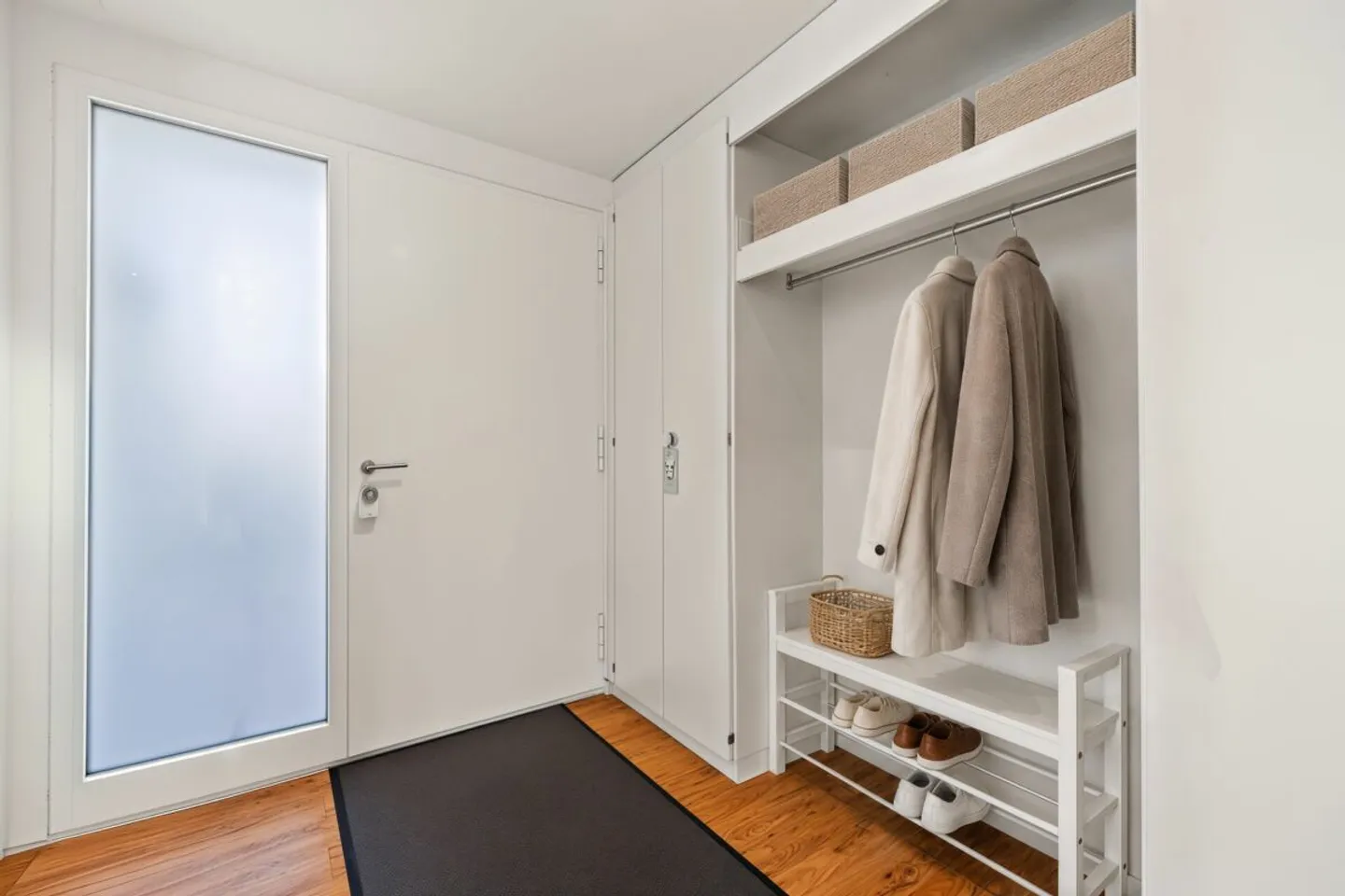 Spacieuse maison individuelle de 6,5 pièces avec piscine &amp; jardin d'hiver - Photo 3 sur 13