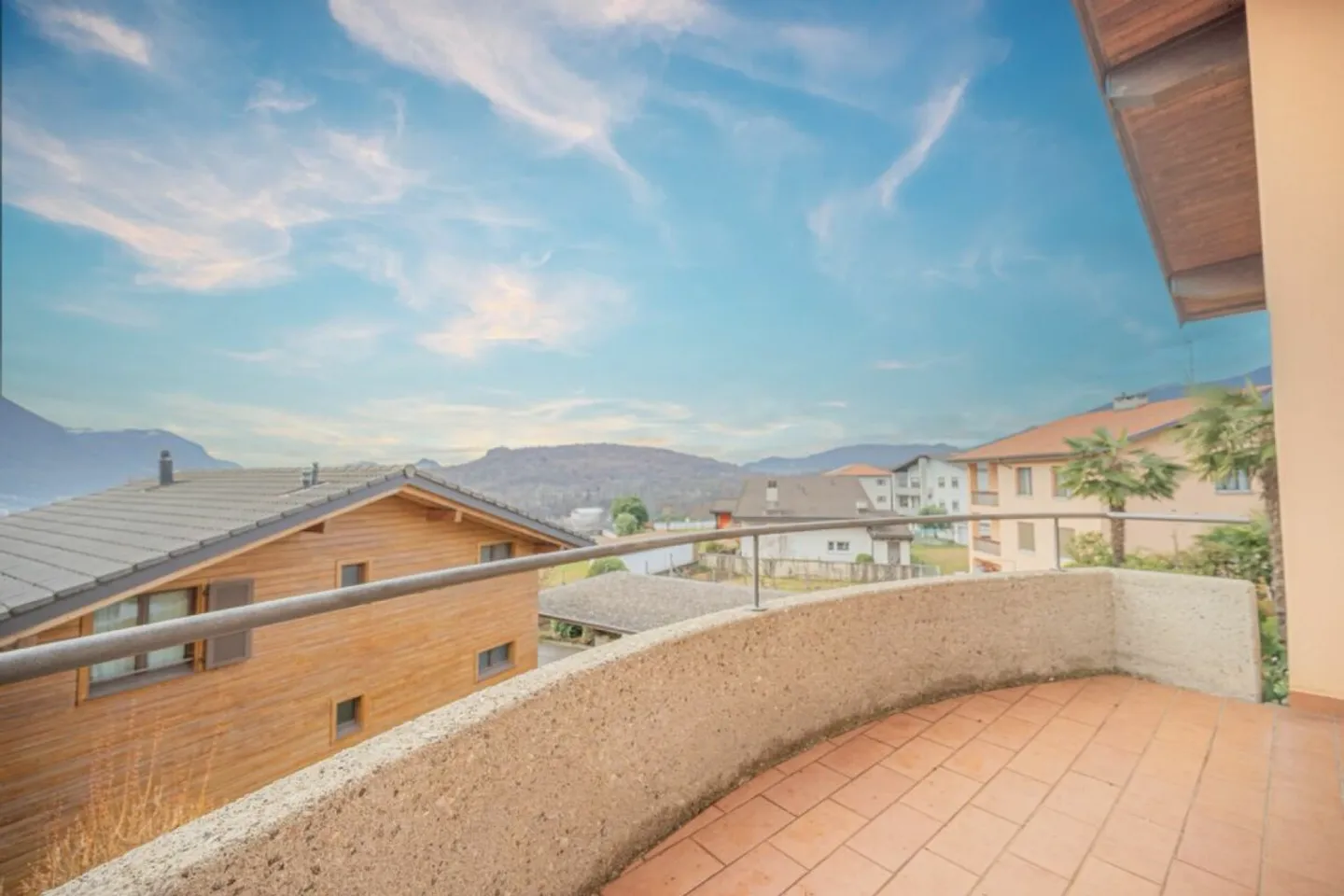 Beautiful house with garden, immersed in the tranquility of Cagiallo - Photo 9 of 13