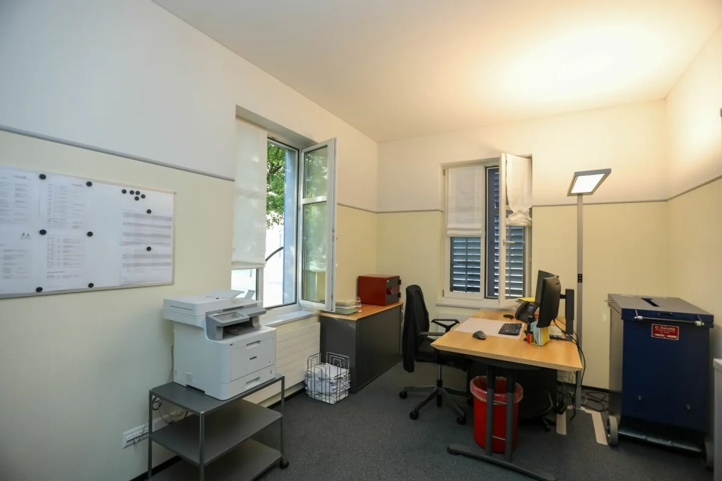Commercial building in a central location for rent - Photo 3 of 13