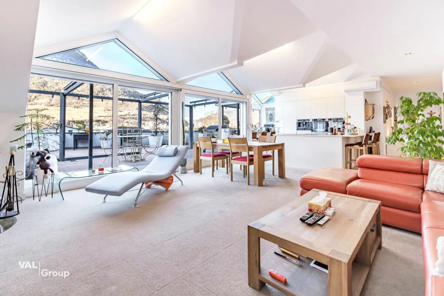 Exclusive 4.5-room penthouse apartment with lift directly into the apartment and large panoramic terrace in Visp - Photo 6 of 13