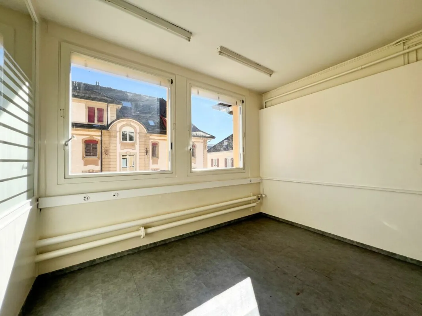 Superficie industriale/commerciale di 240 m2 in affitto a Locle - Foto 4 di 8