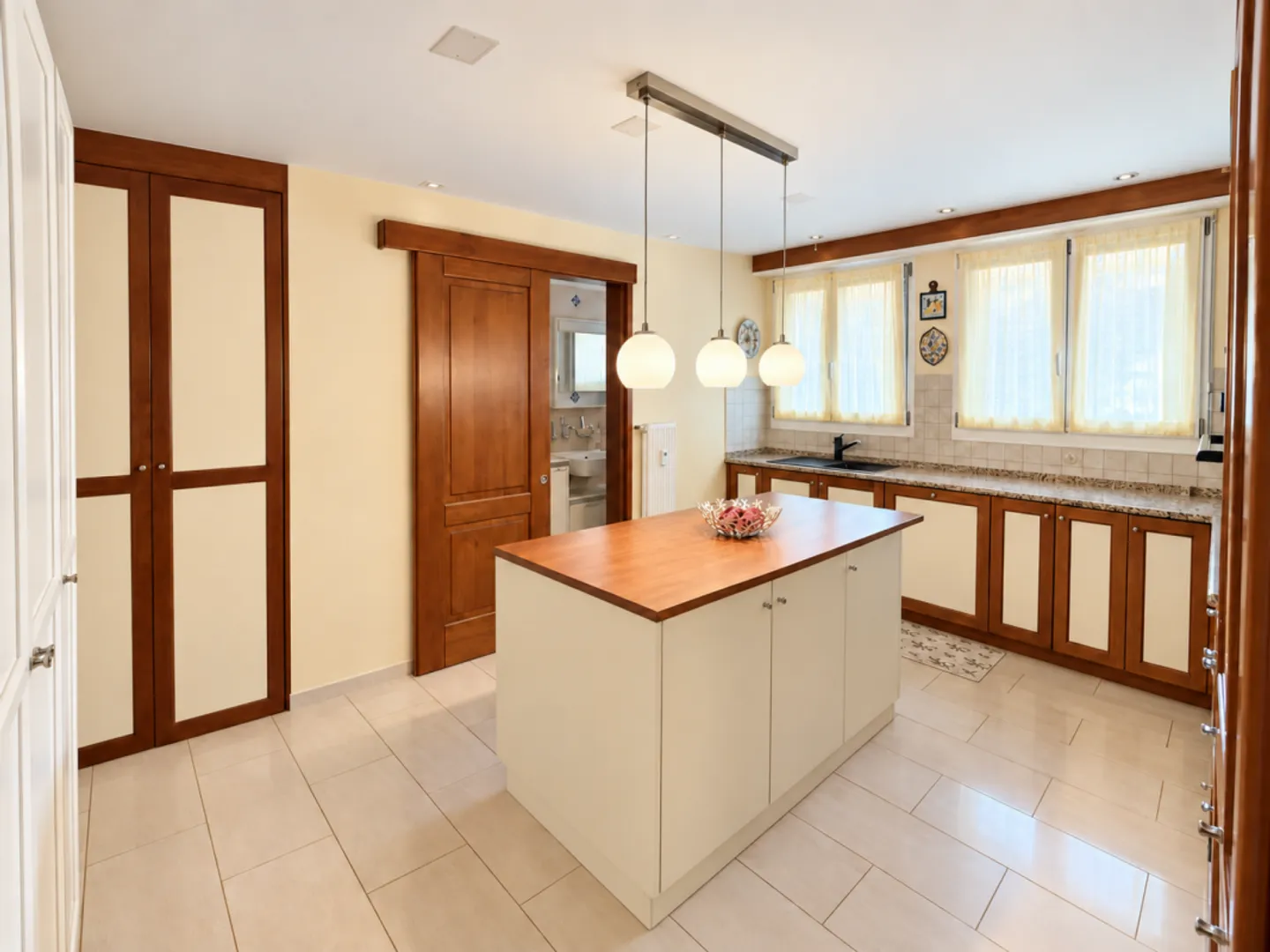 Spacious Duplex Apartment with Terrace - Photo 4 of 13