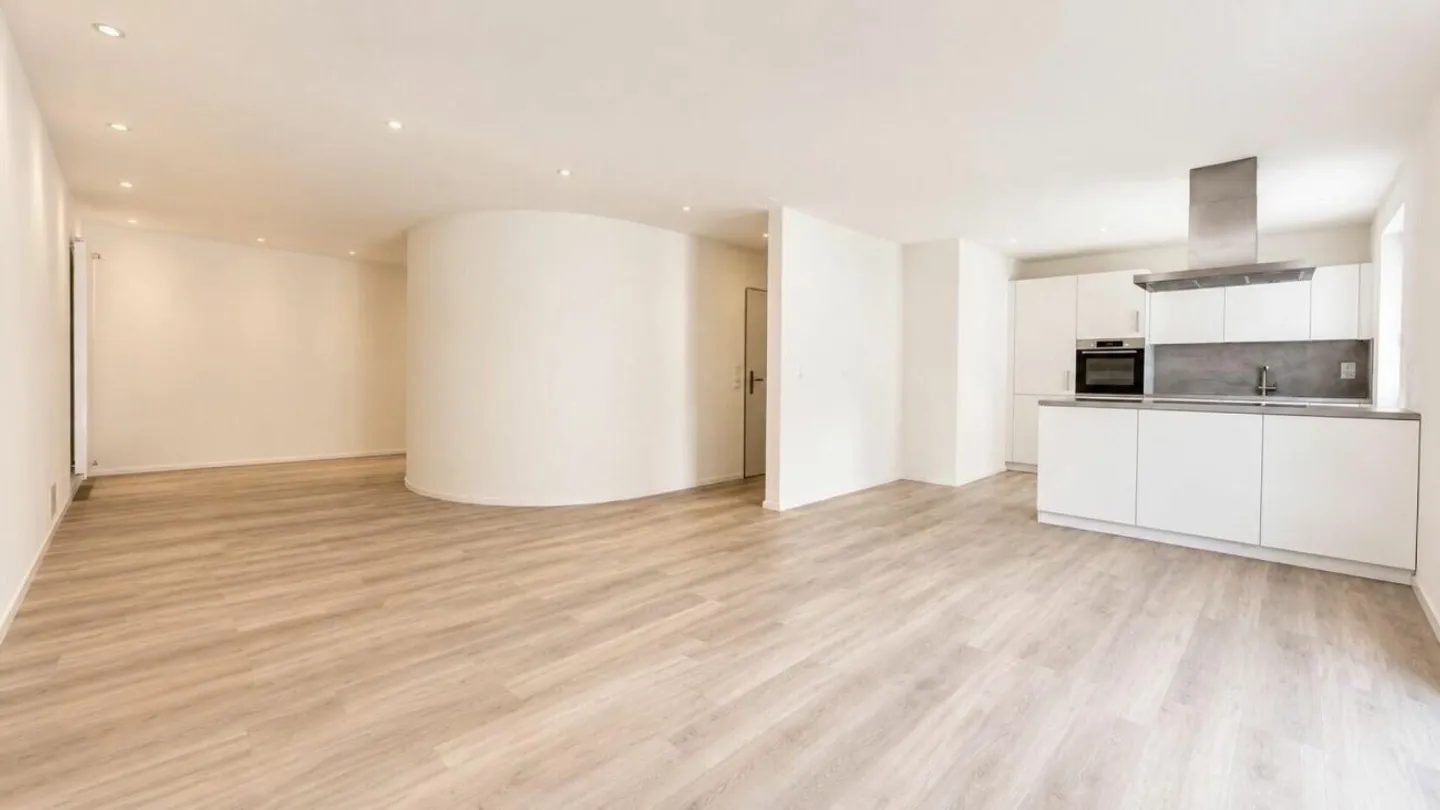 Spacious Terrace Apartment in the Town Center - Photo 2 of 8
