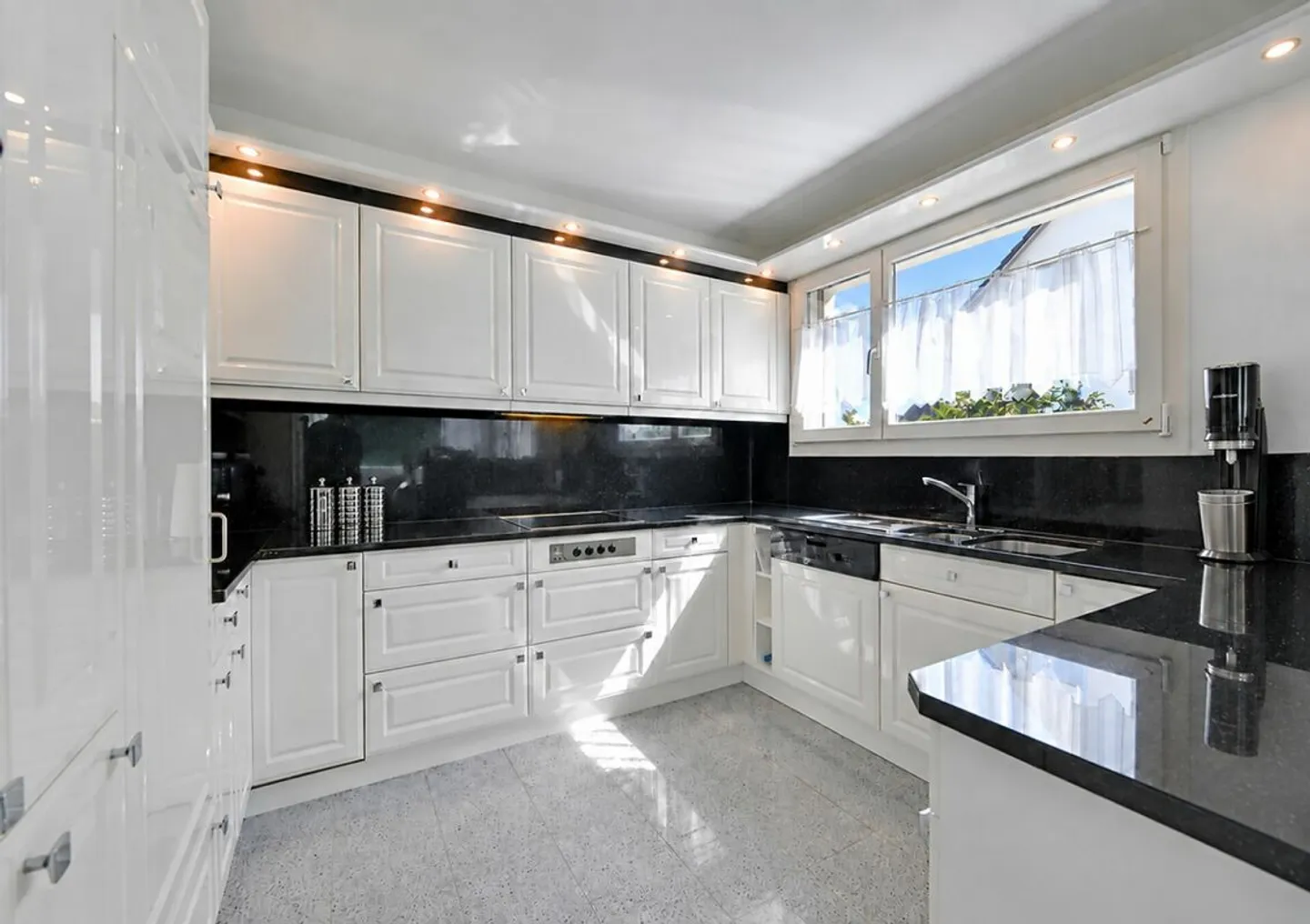 Appartamento in condominio di 5,5 locali in una zona residenziale tranquilla con vista sul verde - Foto 3 di 13
