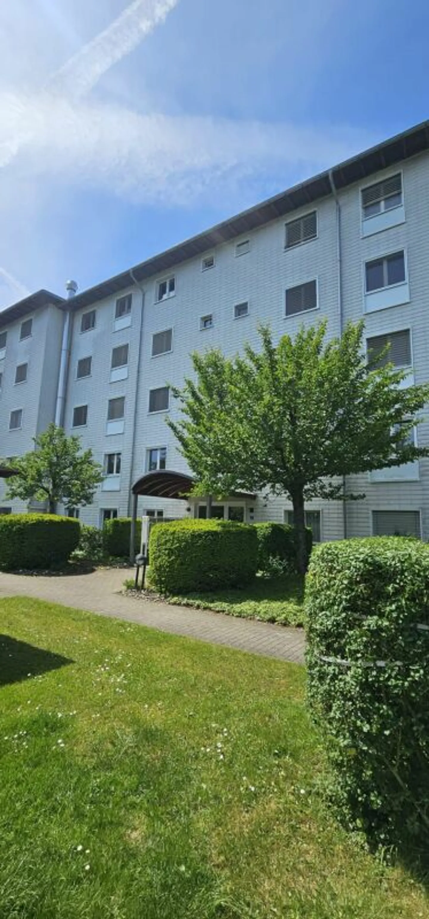 Bright and quiet 4.5 room apartment in a central location including hobby room and underground parking space - Photo 1 of 7