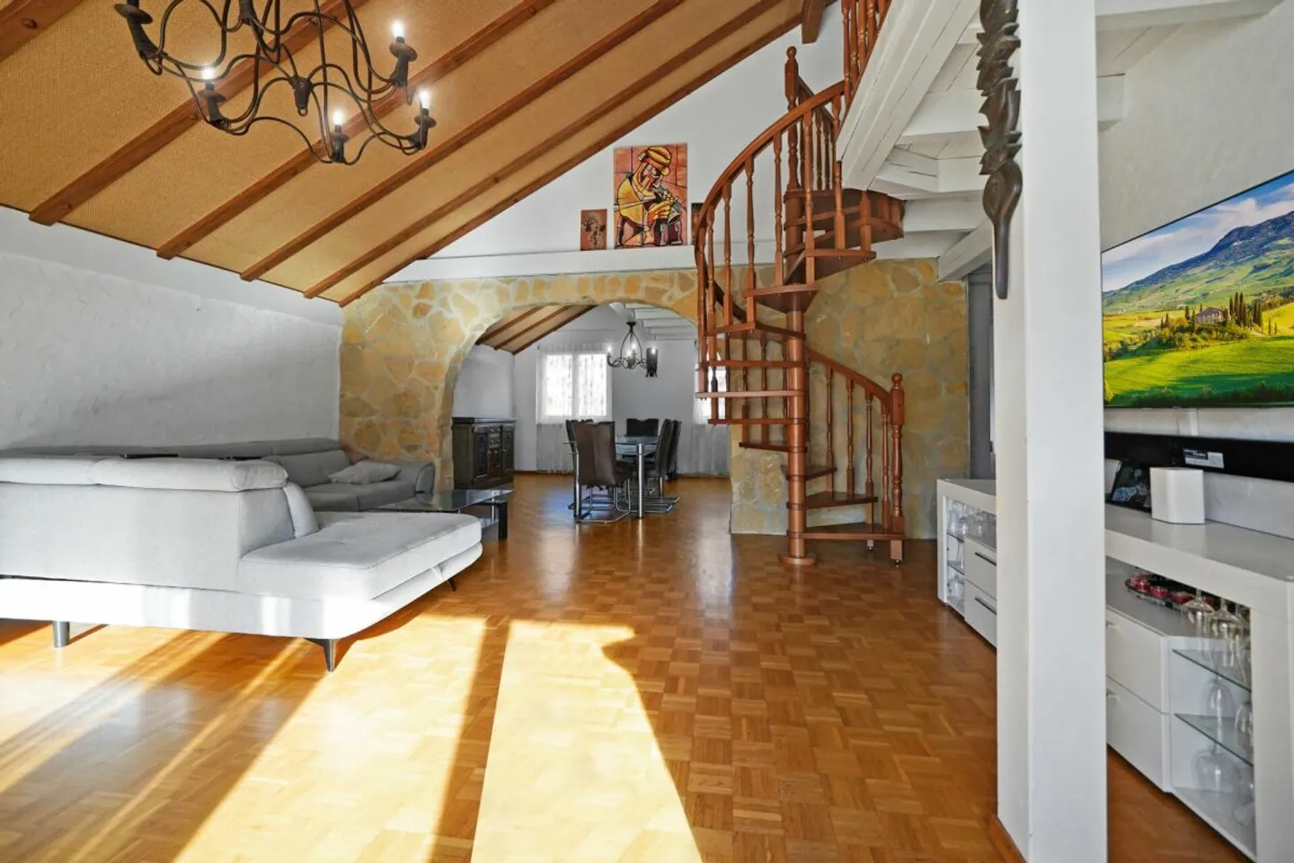 Duplex unter dem Dach mit privatem Aufzug - geräumig, hell und voller Potenzial - Foto 3 von 13