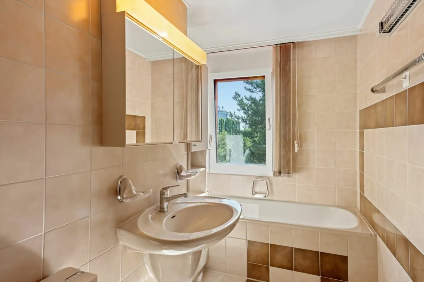 3.5-Zimmer-Topgeschosswohnung mit Cheminée und Parkplatz - Photo 7 sur 11