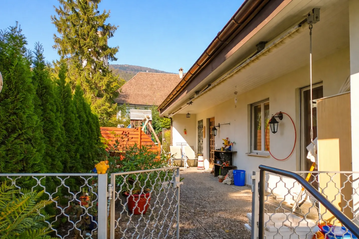 Grosszügiges Einfamilienhaus an ruhiger, zentraler Wohnlage - Photo 2 of 10