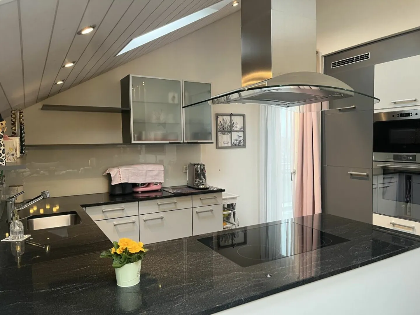 RESIDENZA ESCLUSIVA SUL TETTO! Appartamento mansardato di 3,5 locali al 3° piano - Foto 4 di 5