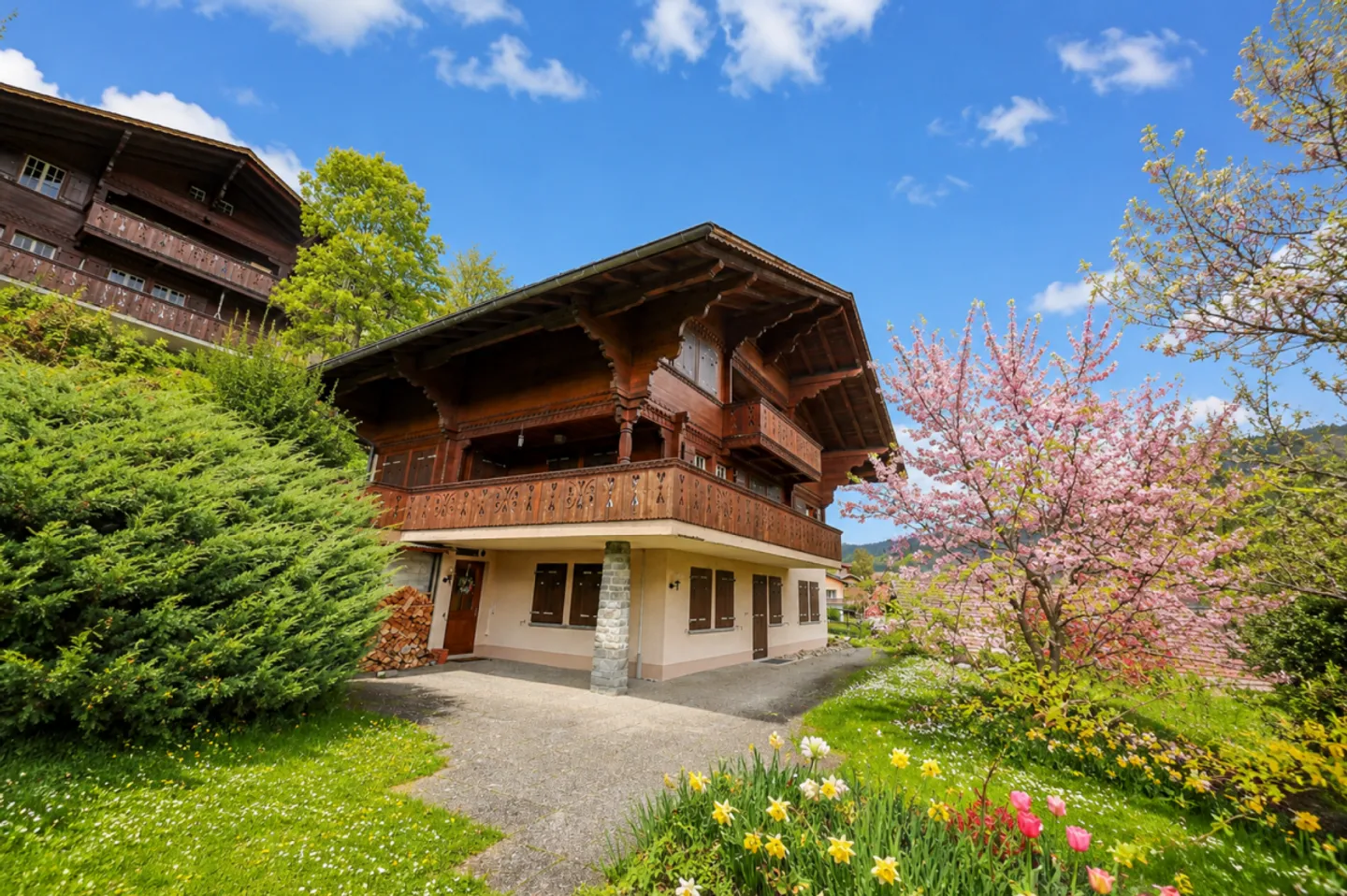 Chalet mit 3 Wohneinheiten, Schwimmbad und Garagen Höhenstrasse 14 - Photo 1 sur 12