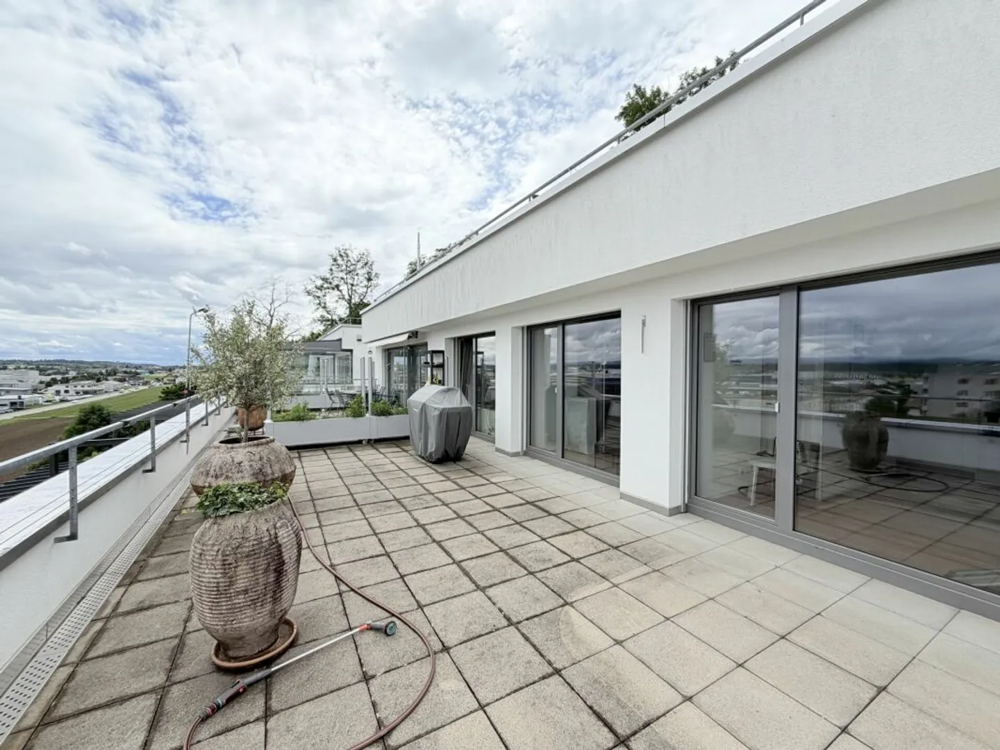 Vue alpine de rêve et confort de vie - Appartement de 5.5 pièces avec terrasse XXL - Photo 12 sur 13
