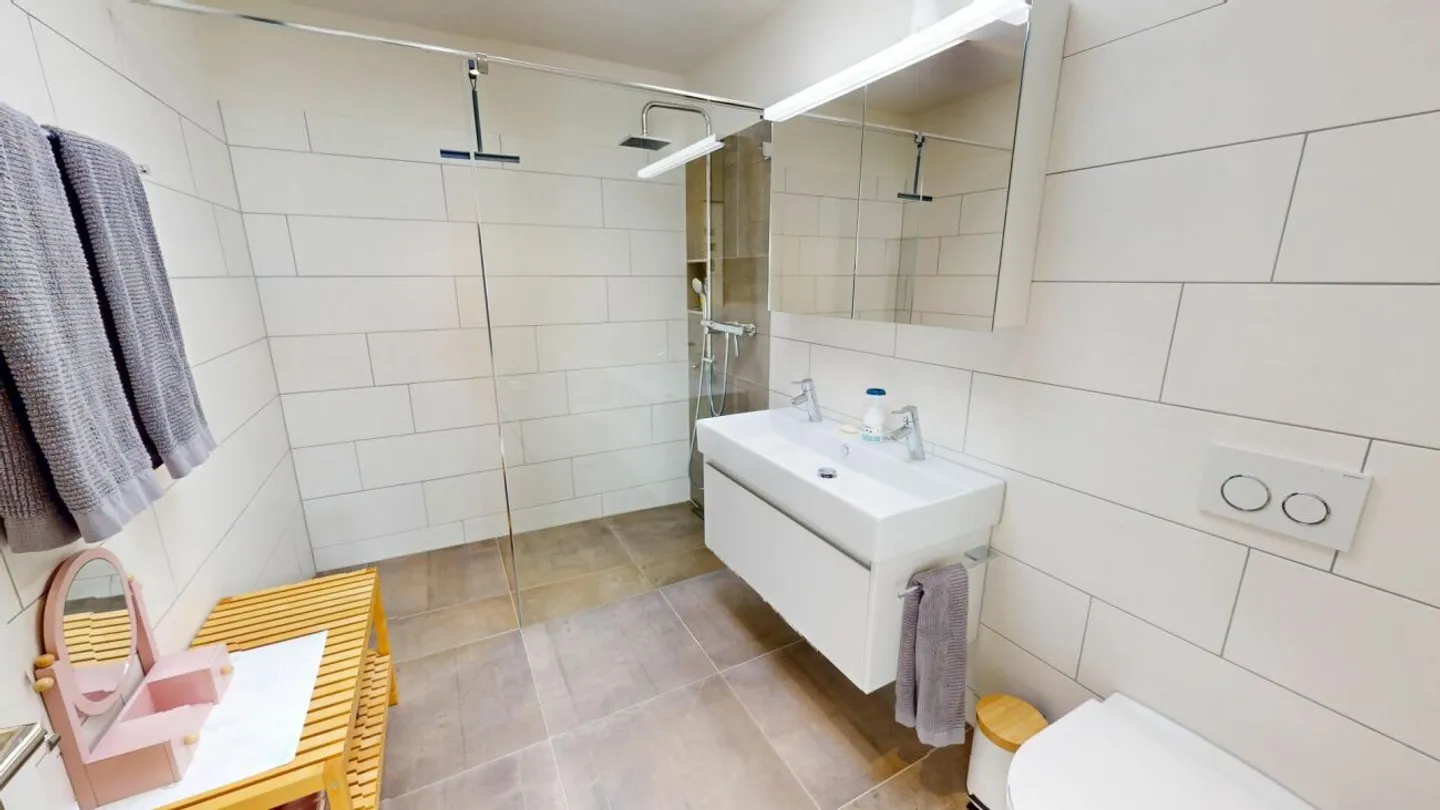 Appartement mansardé moderne de 4½ pièces dans un emplacement de choix - Photo 7 sur 13