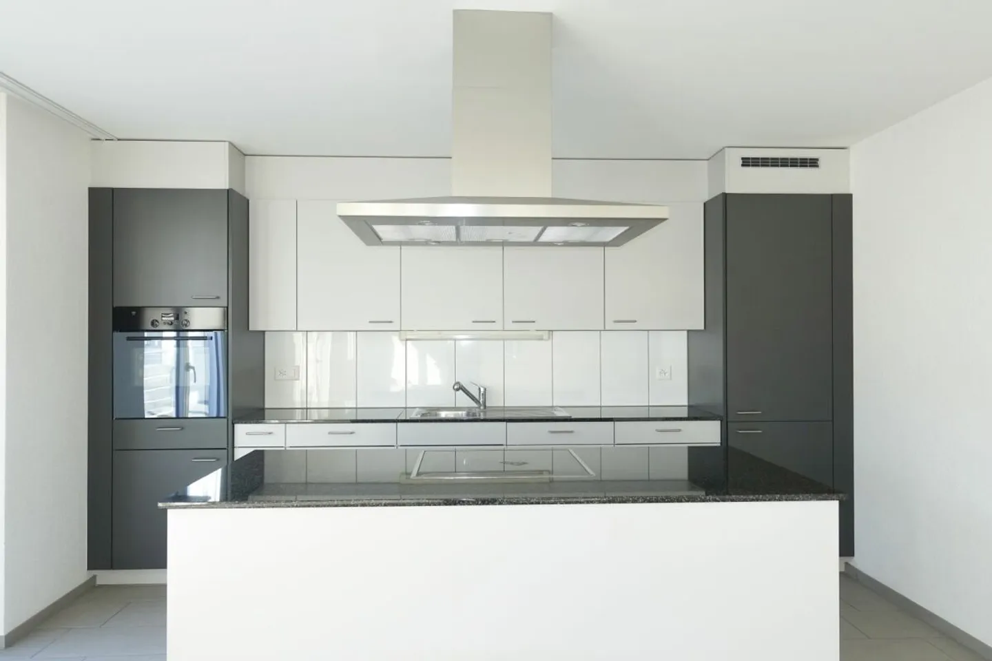 Modernes Apartment mit grossem Balkon - Foto 3 von 11