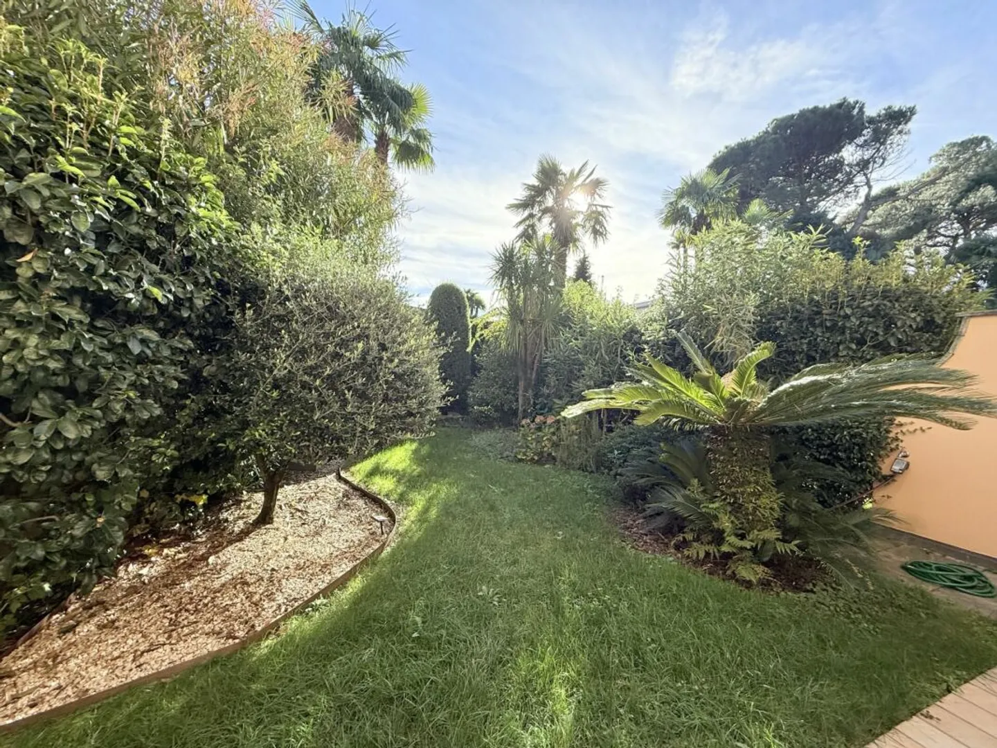 Elegante 2.5-Zimmer-Wohnung mit privatem Garten in exklusiver Lage von Ascona - Foto 3 von 13