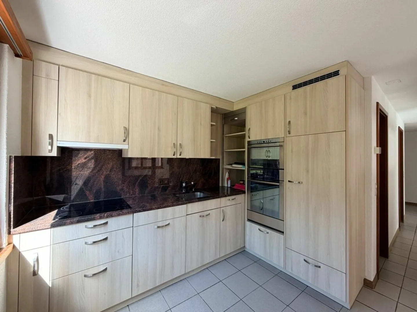 Appartement solide de 3,5 pièces avec beau balcon et place de parking en sous-sol à Matten près d'Interlaken - Photo 9 sur 13