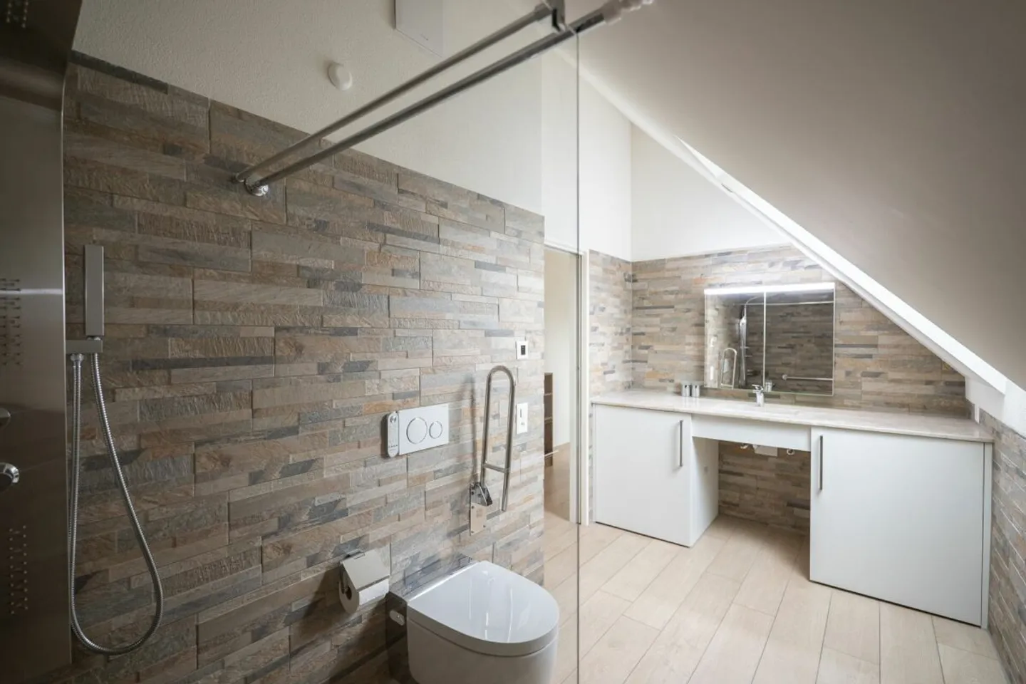 2.5-Zimmer-Dachwohnung im Loft-Style - Photo 8 of 13