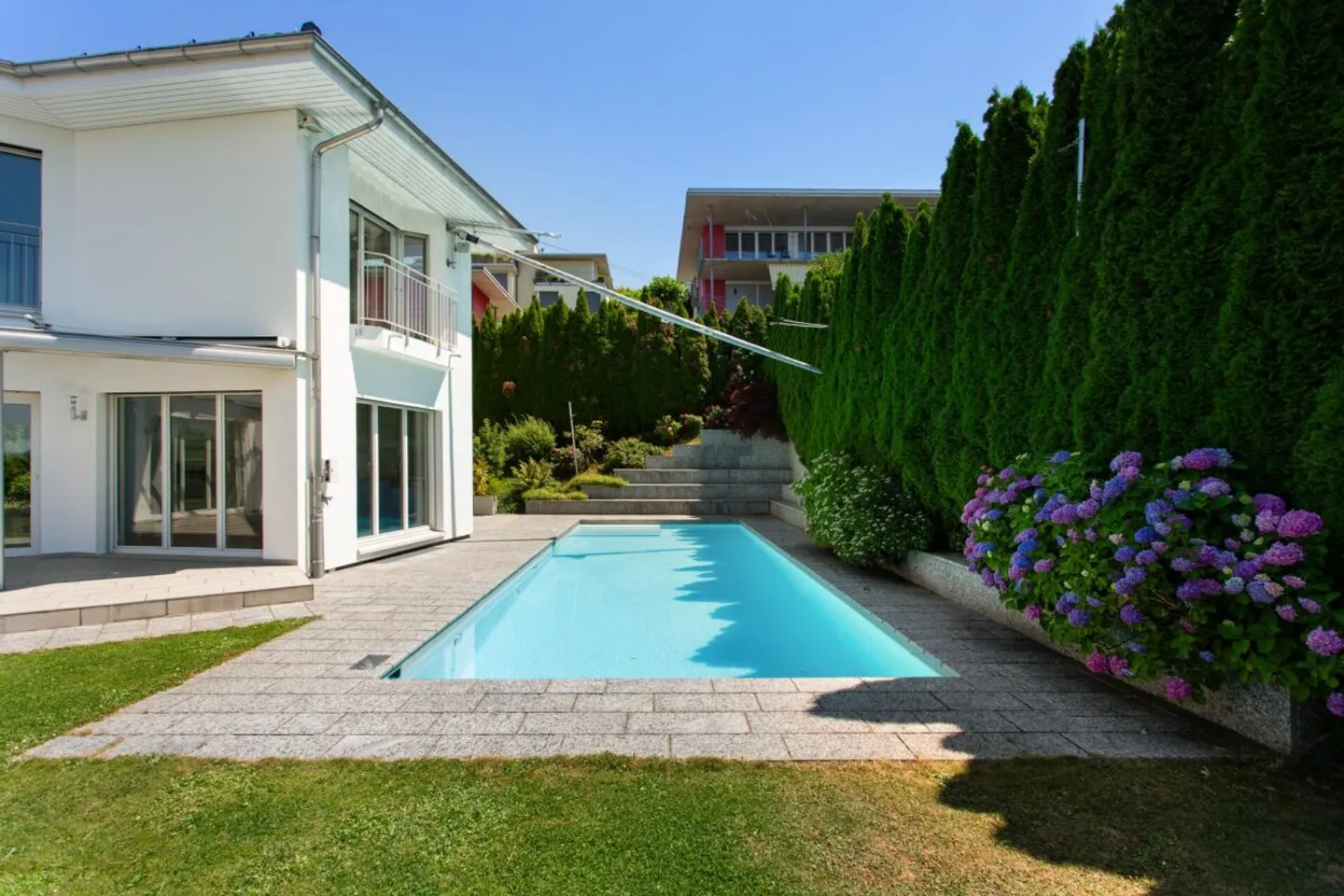 Villa avec vue imprenable sur le lac et piscine extérieure - Photo 4 sur 13