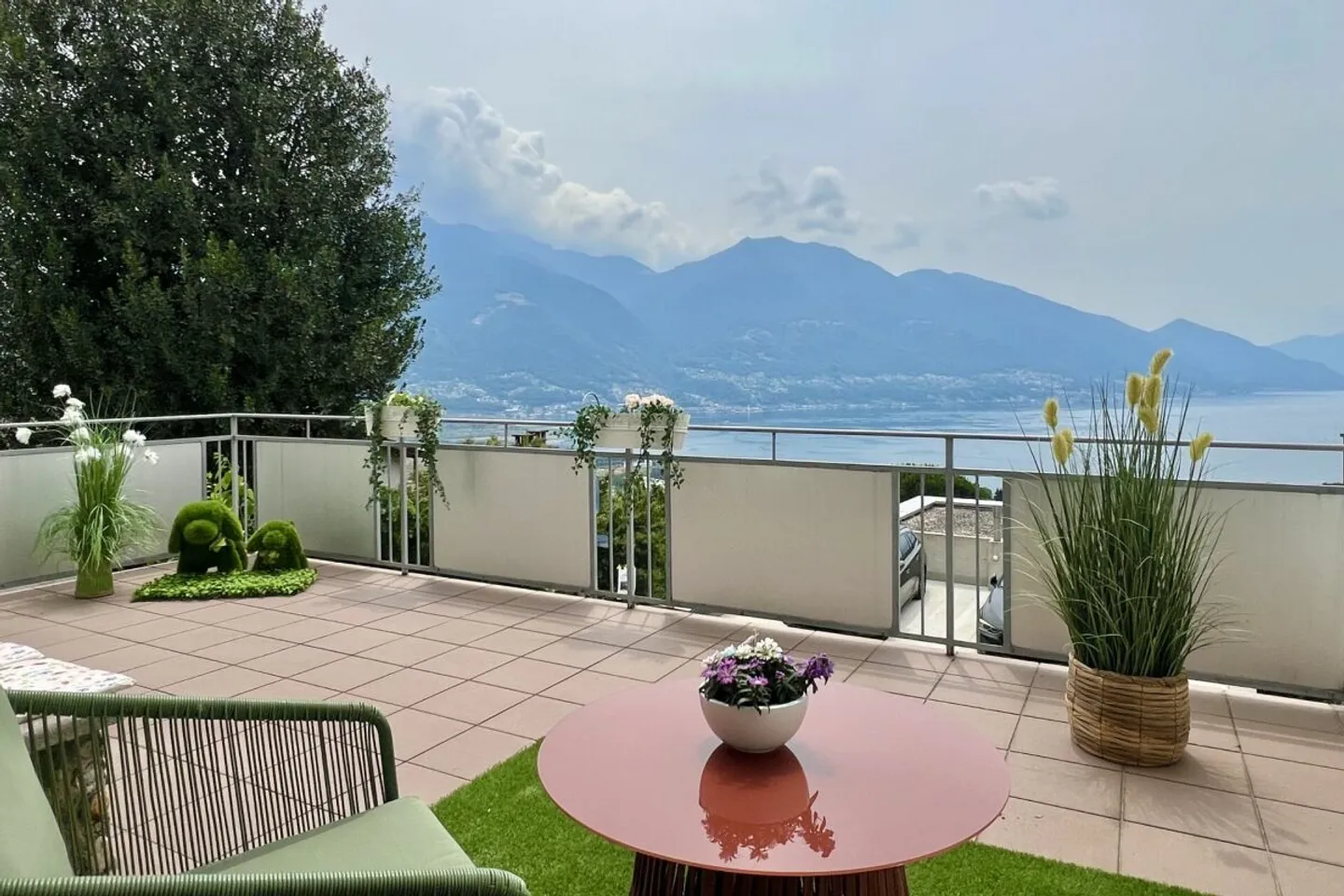 Appartement 4,5 pièces dans une maison bifamiliale avec vue sur le lac à 180°, grande terrasse ensoleillée et jardin privé - Photo 1 sur 13