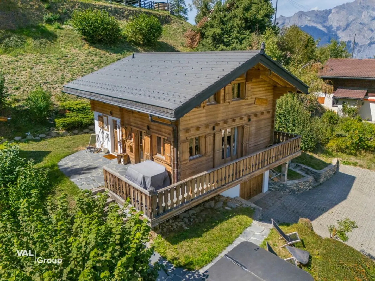 View, comfort and well-being! Superb furnished chalet in La Tzoumaz - Photo 1 of 13