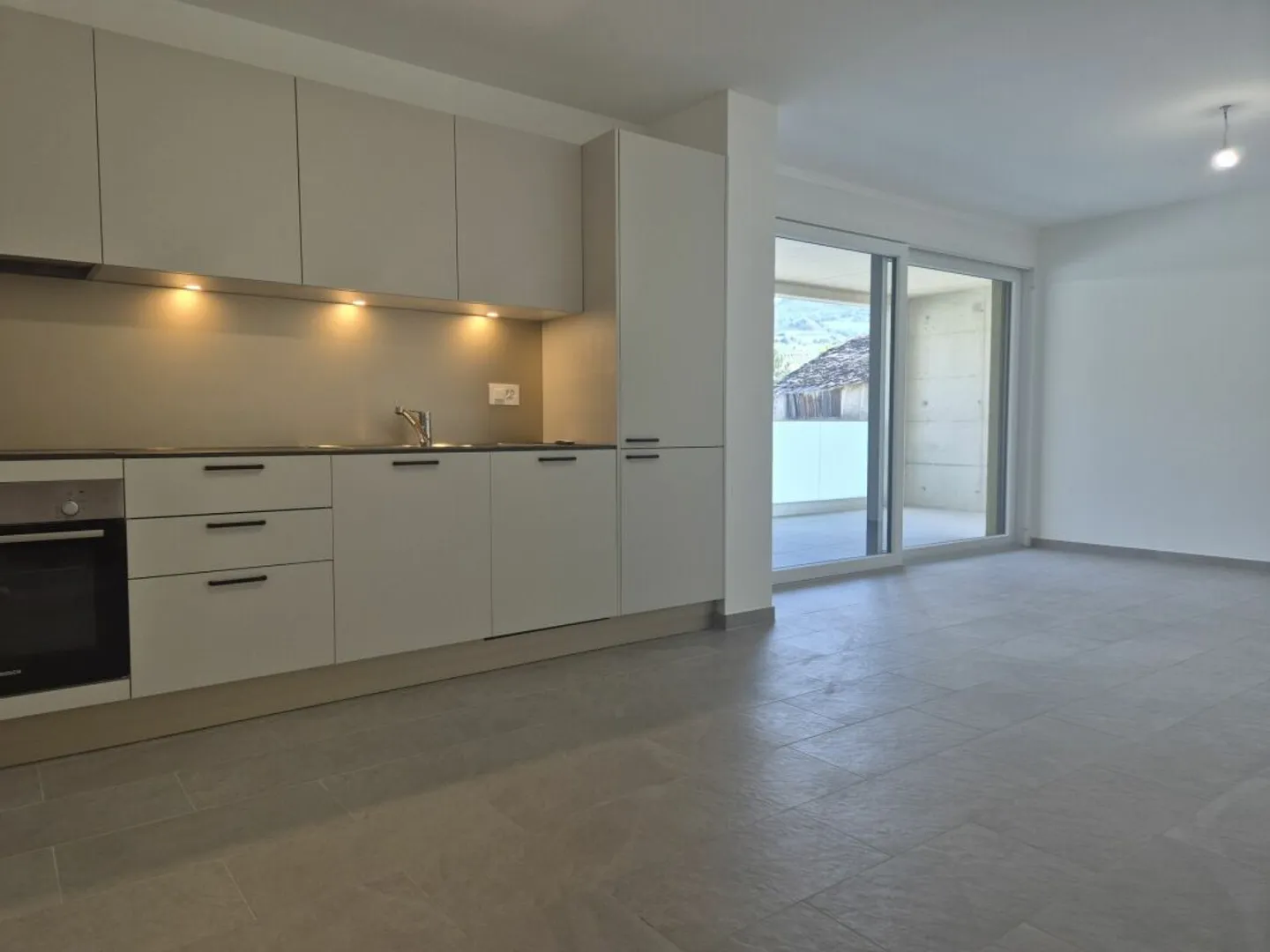 New 2.5-room apartment with large balcony, Uvrier - Photo 1 of 7