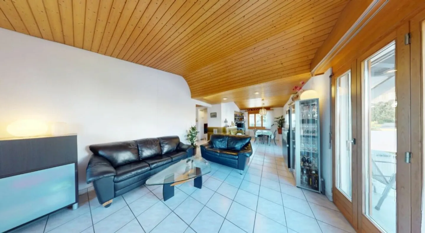 Exclusive 8-room single-family house with a separate apartment, large garden, and workshop garage in a rural location - Photo 4 of 13