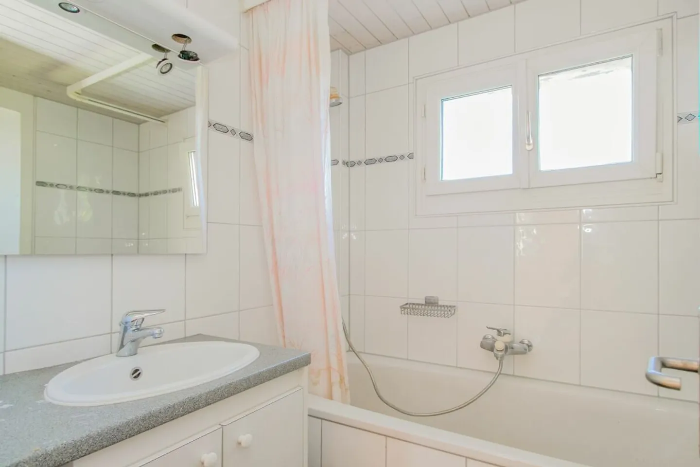 Paquet de maisons multifamiliales avec potentiel de rénovation dans un emplacement central en ville - Photo 10 sur 10