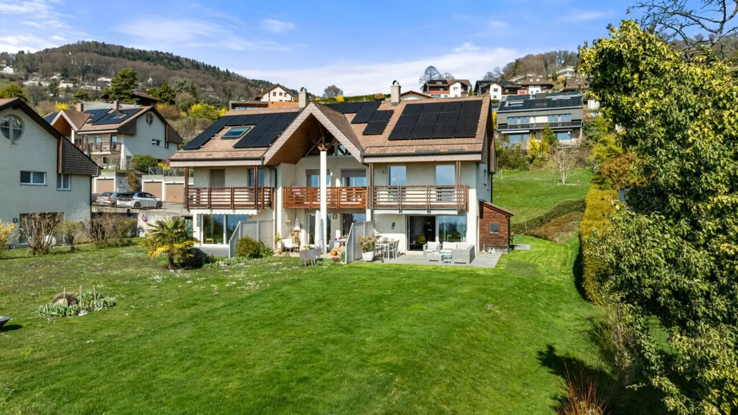 5.5-room villa with stunning lake view - Photo 3 of 10