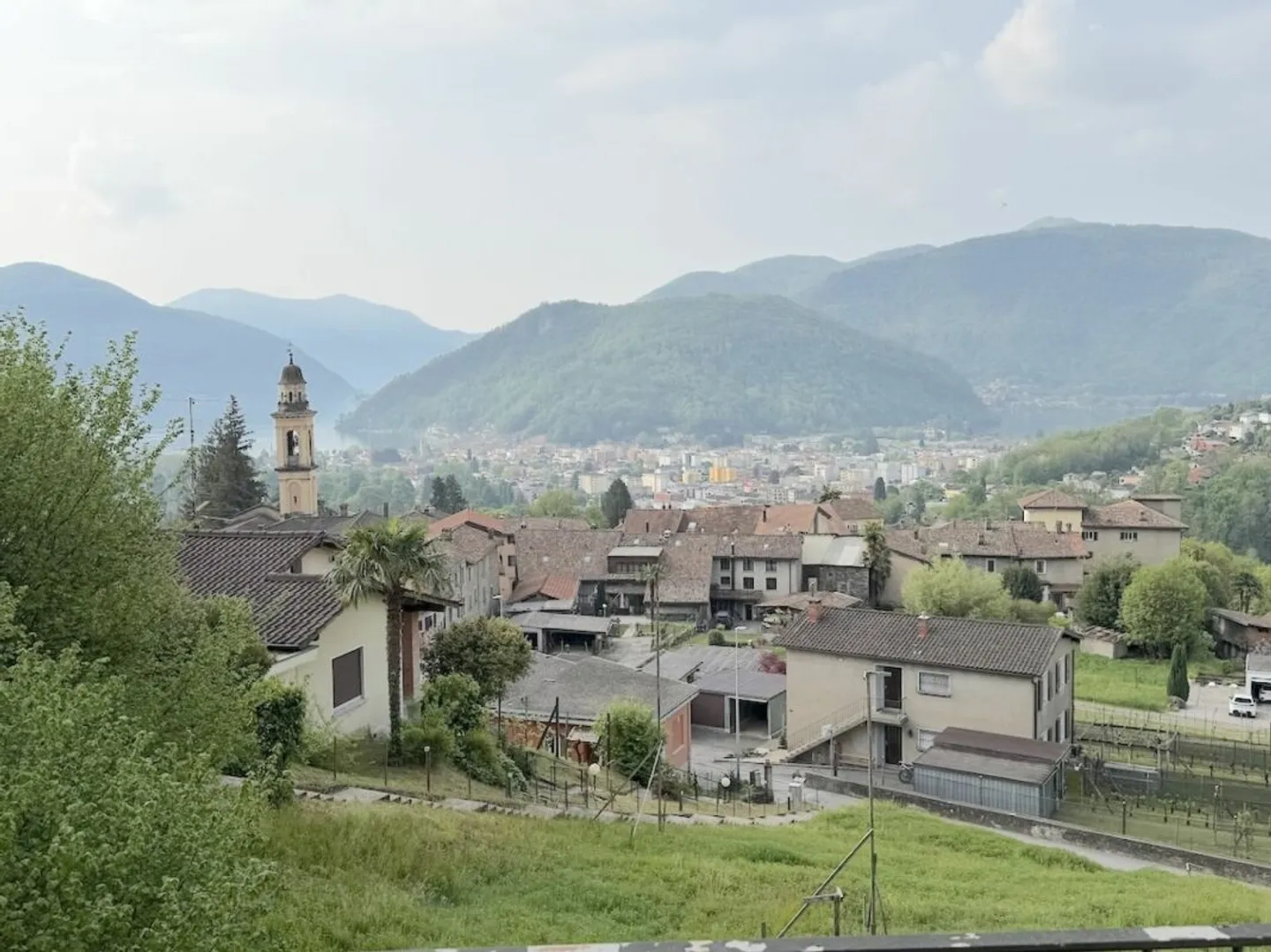 House with a separate apartment and lake view - Photo 4 of 13